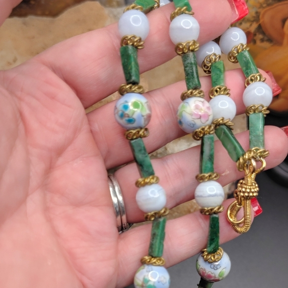 Green and Gold Tone, Jade And Quartz, Jewelry Set. Four Piece. - Picture 9 of 9